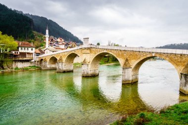 Konjic şehri Neretva Nehri üzerinde eski köprü