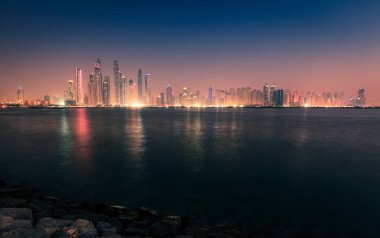 Dubai Yat Limanı manzarası alacakaranlıkta gece görünümü