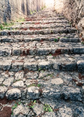 Ortaçağ Arnavut kaldırımlı sokak küçük Bosnalı şehir Pocitelj'i içinde