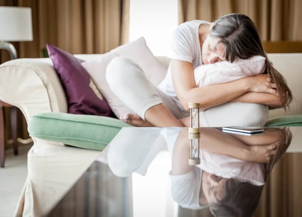 Mujer Madura Deprimida Relajarse Sofá Cerca Mesa Con Teléfono Reloj —  Fotos de Stock