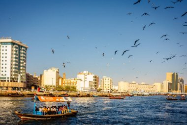 Abra tekneler ile arka plan üzerinde cityscape Dubai Creek yüzen turist 