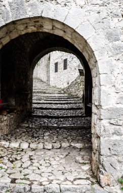 Ortaçağ Arnavut kaldırımlı sokak, küçük bir Bosnalı şehir Pocitelj'i içinde