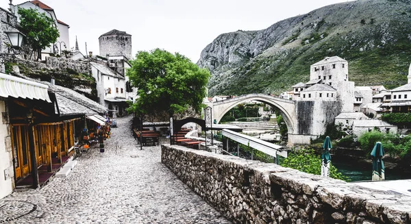 モスタル ボスニア ヘルツェゴビナの都市の古い石畳の通り沿い — ストック写真