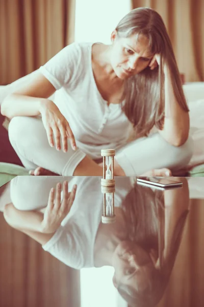 Mature Woman Waiting Her Phone Ring — Stock Photo, Image