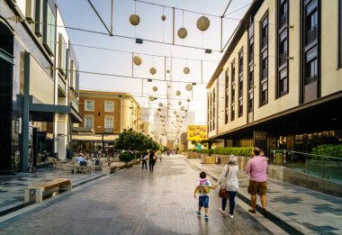 Dubai, Birleşik Arap Emirlikleri, 23 Aralık 2016: Dubai şehir yürüyüş bölgesinde alışveriş. Hala geliştirilme aşamasındadır alandır.