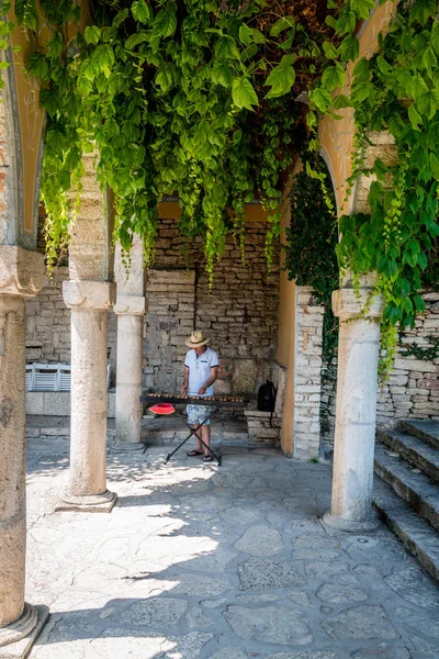 Balchik Bulgaria Junio 2017 Hombre Jugando Xilófono Los Jardines Del —  Fotos de Stock