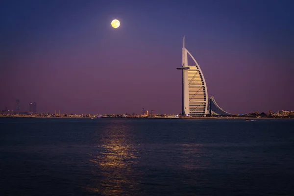 Дубаї Оае Грудня 2016 Повний Місяць Піднімається Над Burj Arab — стокове фото