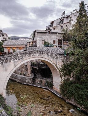 Bosna-Hersek'teki Mostar eski bölümü yaya köprüsü