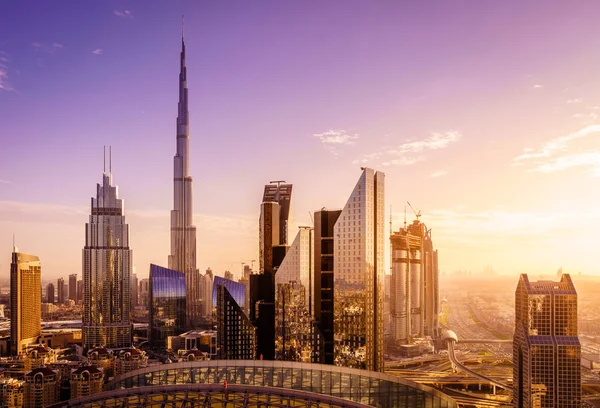 Dubai şehir manzarası gün batımında görünümünü