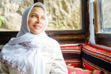 Bosna'da bir derviş manastırda geleneksel başörtüsü giyen kadın portresi