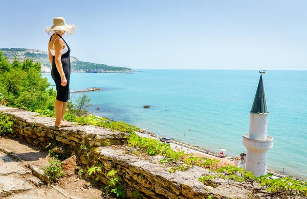 Wanita Menikmati Pemandangan Laut Hitam Taman Istana Balchik Bulgaria — Stok Foto