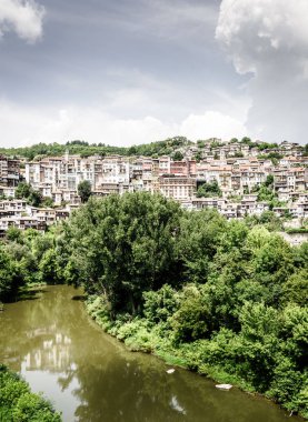 Görünüm Veliko Tarnovo şehir ve Bulgaristan'da Yantra Nehri
