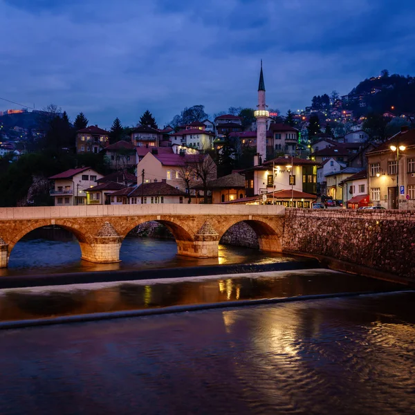 Nattlig Över Sarajevo Centrum Och Floden Miljacka — Stockfoto