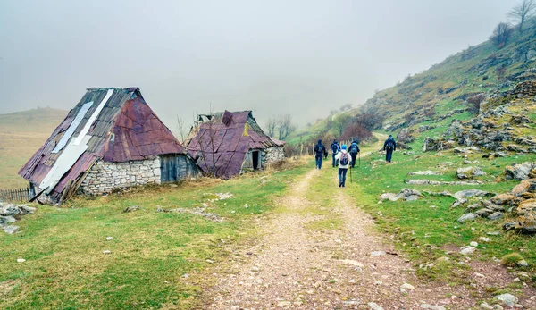 Los Excursionistas Caminan Por Edificio Ruinas Antiguo Pueblo Bosnio Las —  Fotos de Stock