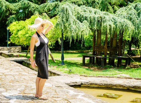 Gelukkig Midden Leeftijd Mooie Vrouw Stro Hoed Genieten Van Zomerdag — Stockfoto