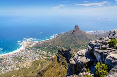 Aslan'ın kafa dağ ve Camps Bay dan Masa Dağı Cape Town, Güney Afrika