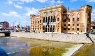 Historic Saraybosna Belediye eski şehir merkezinde Miljacka Nehri üzerinde