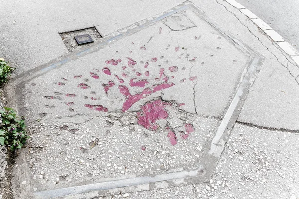 萨拉热窝街道上的标记 表明二十世纪九十年代波斯尼亚战争中迫击炮弹爆炸的地方 — 图库照片