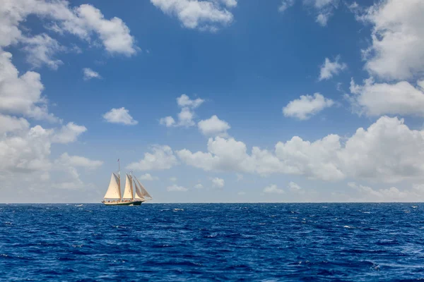 Ngiliz Virgin Adaları Nda Açık Denizde Parlak Güneşli Günde Yelkenli — Stok fotoğraf