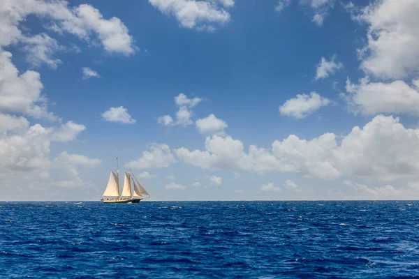 Velero Brillante Día Soleado Mar Abierto Islas Vírgenes Británicas — Foto de Stock