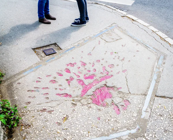Markierungen Auf Den Straßen Von Sarajevo Die Auf Mörsergranaten Hindeuten — Stockfoto