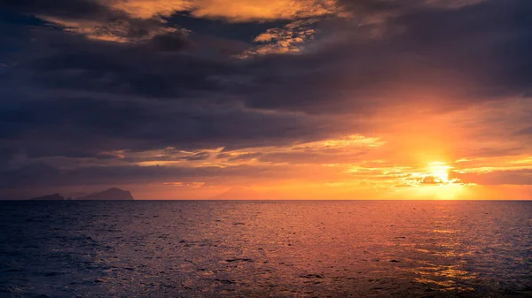 Захід сонця в Тирренському морі — стокове фото