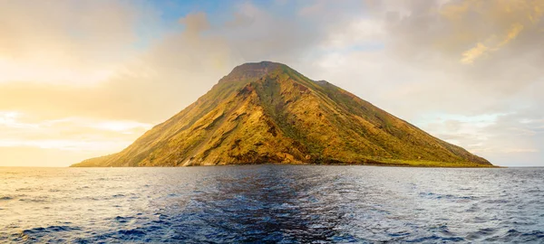 Ostrov Stromboli při západu slunce — Stock fotografie