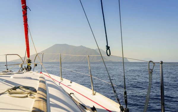 En aproximación a la isla de Salina — Foto de Stock