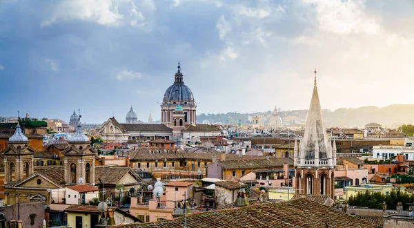 Střechy Říma pod dramatickou oblohou — Stock fotografie