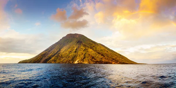 Tęcza nad wyspą Stromboli — Zdjęcie stockowe