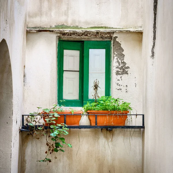 Παράθυρο σπιτιού στη Salina — Φωτογραφία Αρχείου