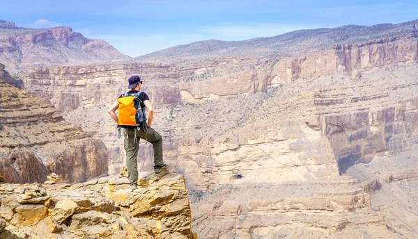 Hiking on Balkony Walk trail in Jebel Shams, Oman — Stock Photo, Image