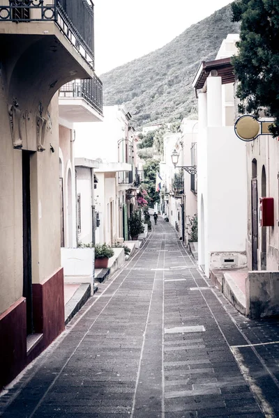 Улица в Santa Marina, Salina — стоковое фото