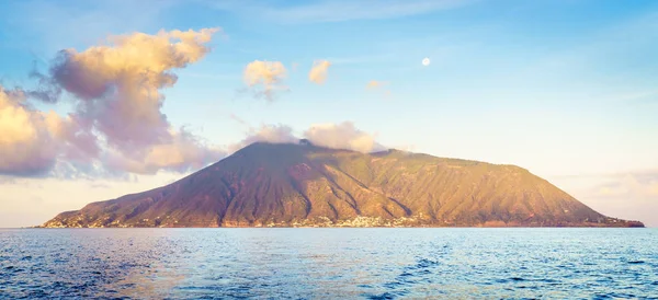 Luna sobre la isla de Salina en Italia — Foto de Stock