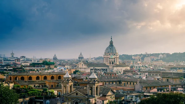 Dachy Rzymu pod dramatycznym niebem — Zdjęcie stockowe