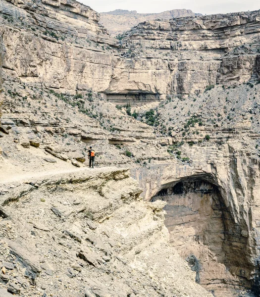Vandring på Balkony Walk trail i Jebel Shams, Oman — Stockfoto