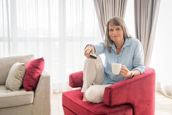 Femme relaxante à la maison — Photo