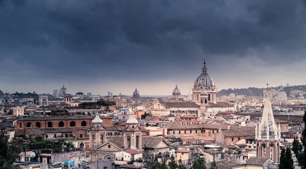 Dachy Rzymu pod dramatycznym niebem — Zdjęcie stockowe