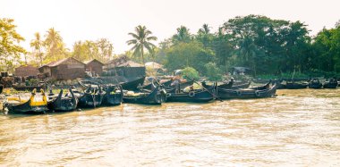 Chittagong, Bangladeş yakınlarındaki Karnaphuli Nehri kıyısındaki bir köyde kayıklar.