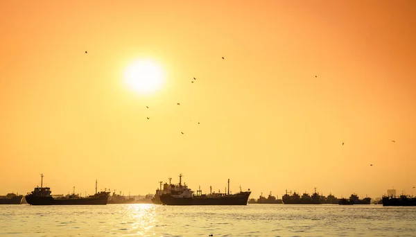 Navires Commerciaux Mouillés Dans Fleuve Karnaphuli Bangladesh Coucher Soleil — Photo