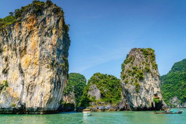 Tayland 'da Andaman Denizi' nde Koh Hong Adası yakınlarında tekneler.