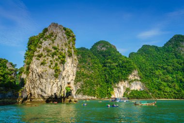 Koh Hong Adası, Tayland, 5 Kasım 2017: Koh Hong adasının turistik kayık ve kanoları - Tayland, Krabi 'de popüler bir turizm beldesi