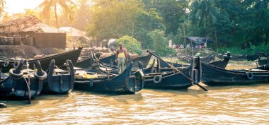Chittagong, Bangladeş, 22 Aralık 2017: Bangladeş, Chittagong yakınlarındaki Karnaphuli Nehri kıyısındaki bir köyde kürek çekiyorlar.