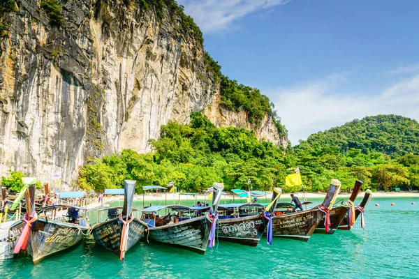 2017年11月7日 泰国克拉比 泰国传统的汽艇在安达曼海一个岛上的海滩上 — 图库照片