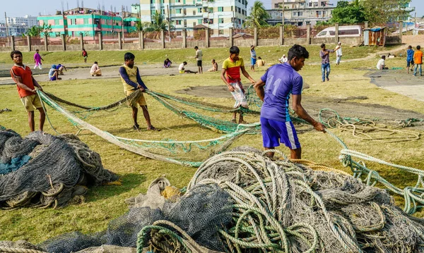 2017年12月22日バングラデシュ チッタゴン バングラデシュ チッタゴンのカルナフリ川近くの公園で網を扱う漁師 — ストック写真