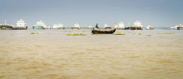 Chittagong Bangladesh Dezembro 2017 Homem Está Remando Barco Rio Karnaphuli — Fotografia de Stock