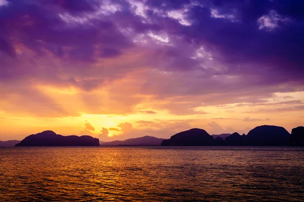 背景にプーケットの海岸線とタイのアンダマン海の景色の夕日 — ストック写真