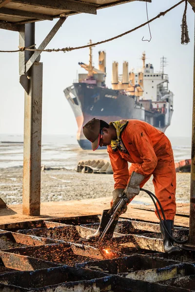 Chittagong Bangladesh December 2017 Arbejder Skærer Igennem Metaldækkonstruktionen Skib Skibsværft - Stock-foto