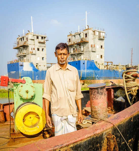2017年12月22日バングラデシュ チッタゴン 背景に造船所があるカルナフリ川の船の船長の肖像 — ストック写真