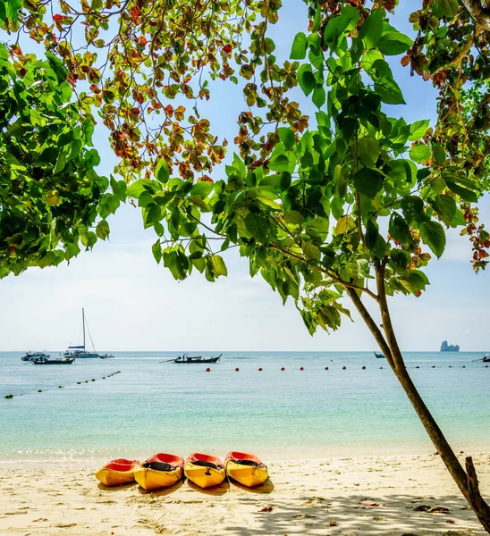 泰国克拉比岛一个空旷海滩上的独木舟 — 图库照片